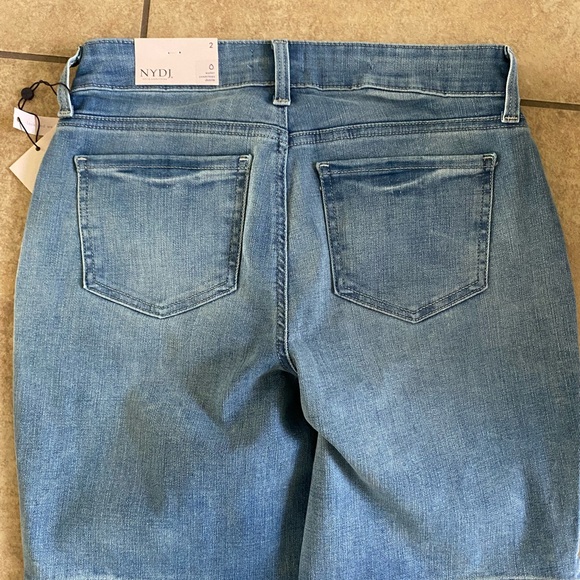 NWT , NYDJ size 2, 8 inch inseam. Cute title side slit. - Picture 4 of 4